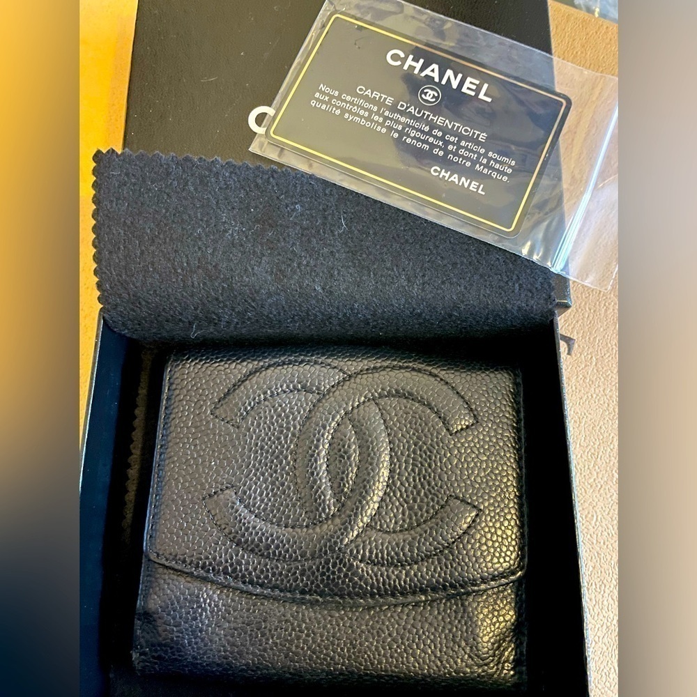 Chanel caviar bifold wallet